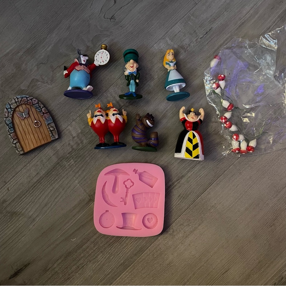 Alice in Wonderland cake decorations - Picture 6 of 6